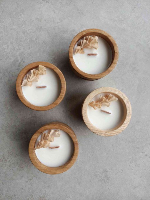 bougie parfume avec contenant en bois et copeau en décoration, vue de dessus