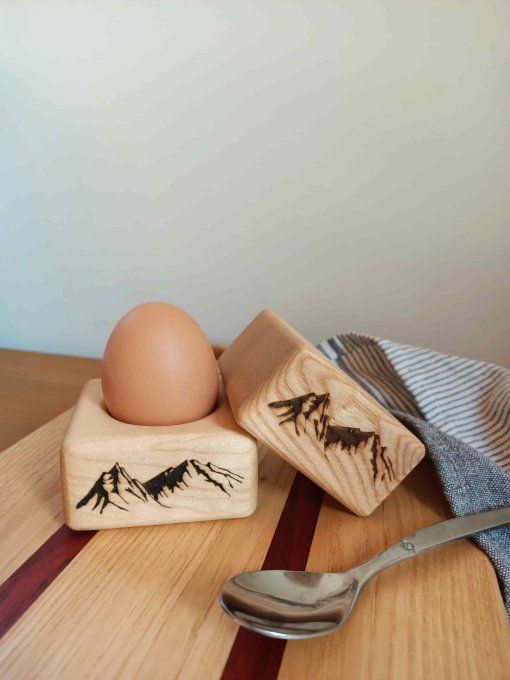 coquetier et rond de serviette en bois massif de frêne avec gravure laser d'une montagne