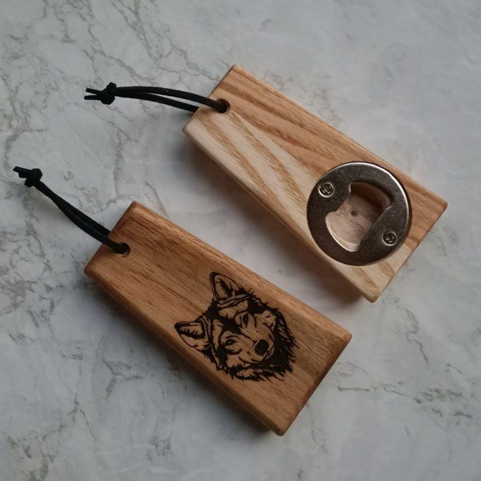 décapsuleur en bois avec gravure loup