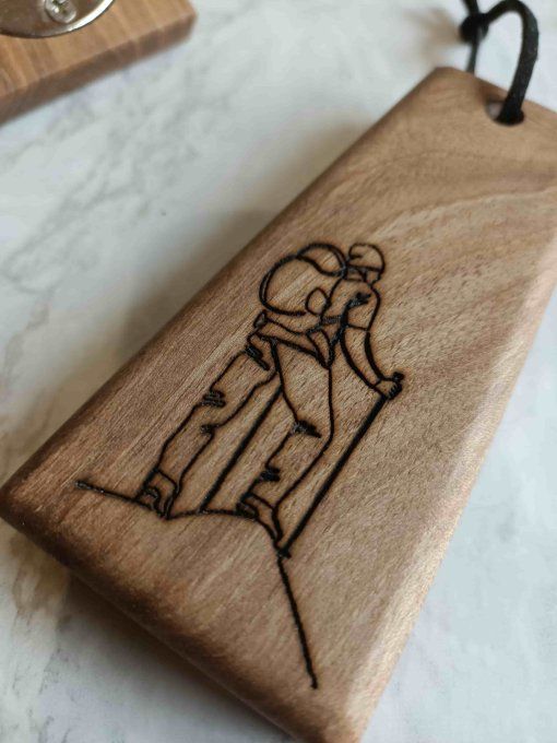 décapsuleur en bois noyer gravure randonneur