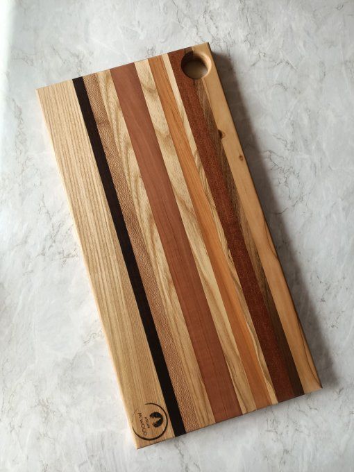 grande planche à découper en bois avec mélange d'essences