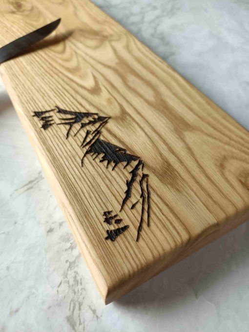 planche apero avec gravure laser montagne vue de près
