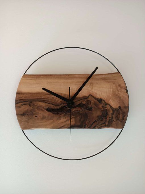 horloge en noyer de caractère avec veinage contrasté et cerclage en métal noir