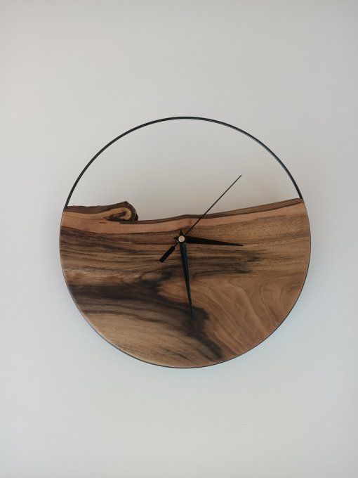 horloge en bois de noyer avec bords naturels et cerclage en métal noir