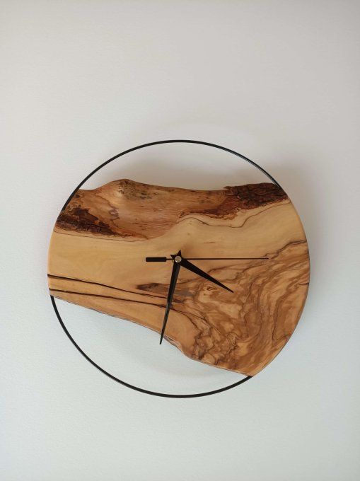 horloge en bois olivier traversant dans cerclage en métal noir