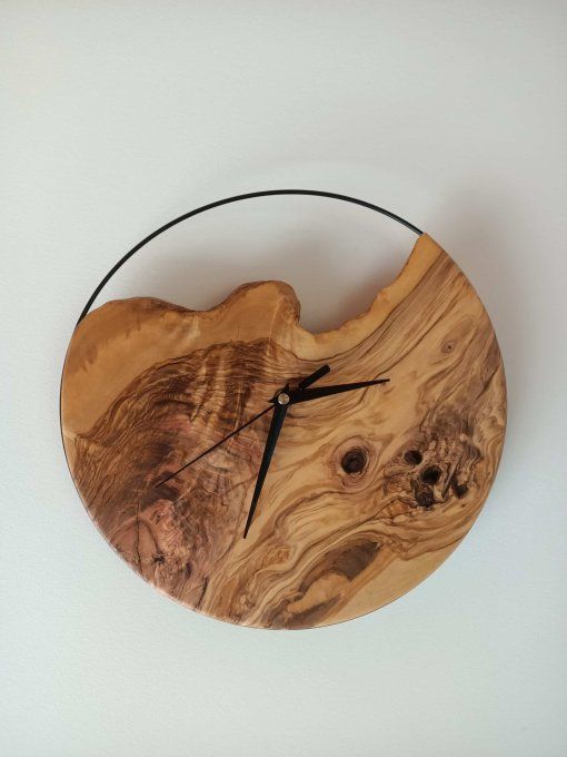 horloge en bois olivier avec bords naturels avec cerclage fin en métal noir