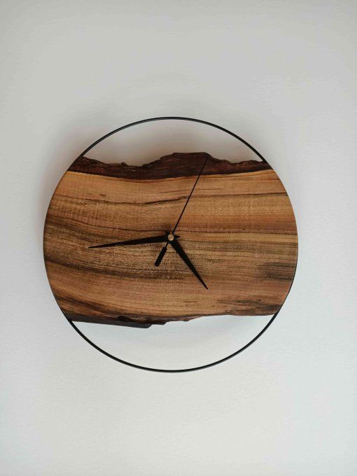 horloge murale ronde en bois massif de noyer avec bords naturels et cerclage en métal noir