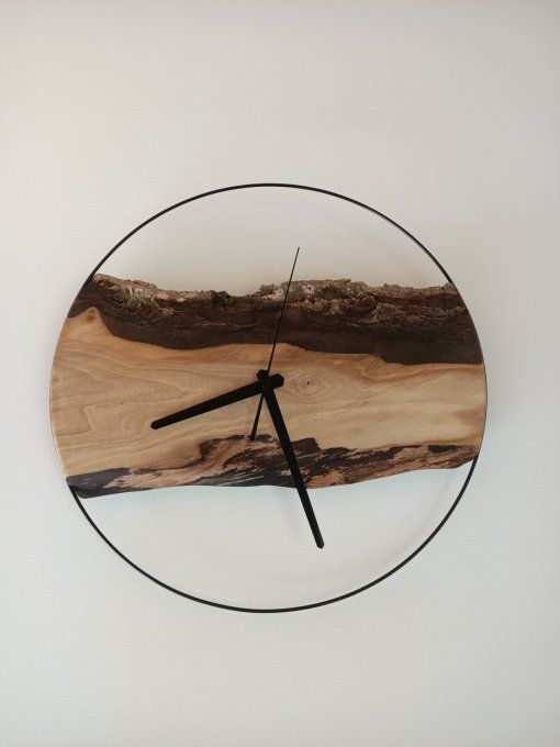horloge en bois noyer avec cercle métal noir