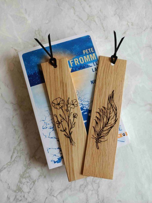 Marque page en bois de chêne avec gravure laser fleurs ou plume