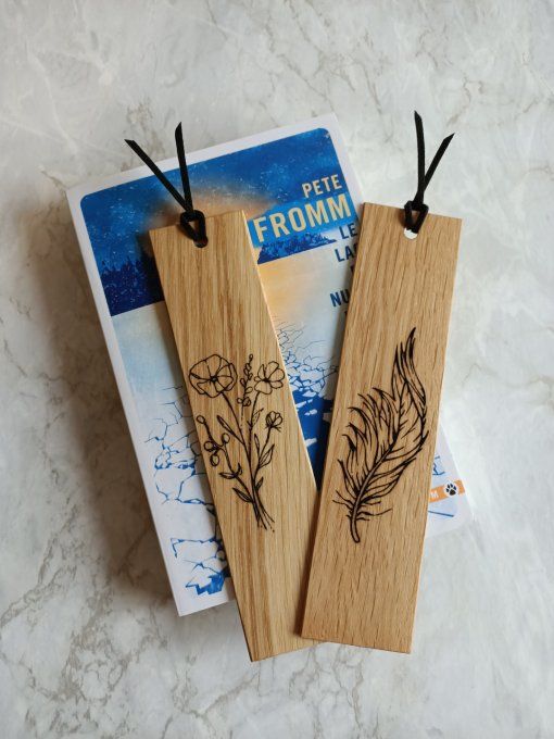 Marque page en bois de chêne avec gravure laser fleurs et plume