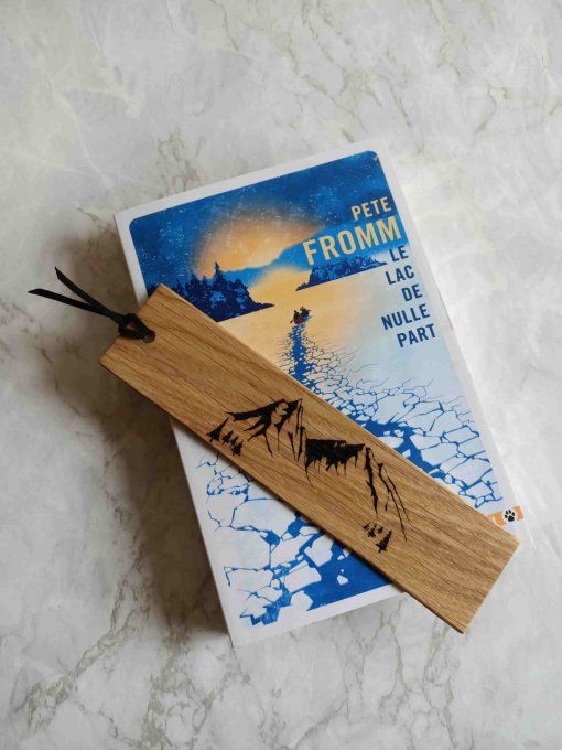 Marque page en bois avec gravure montagnes et cordon noir