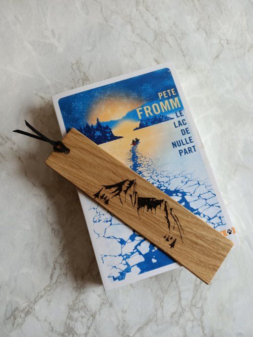 Marque page en bois avec gravure montagnes et cordon noir