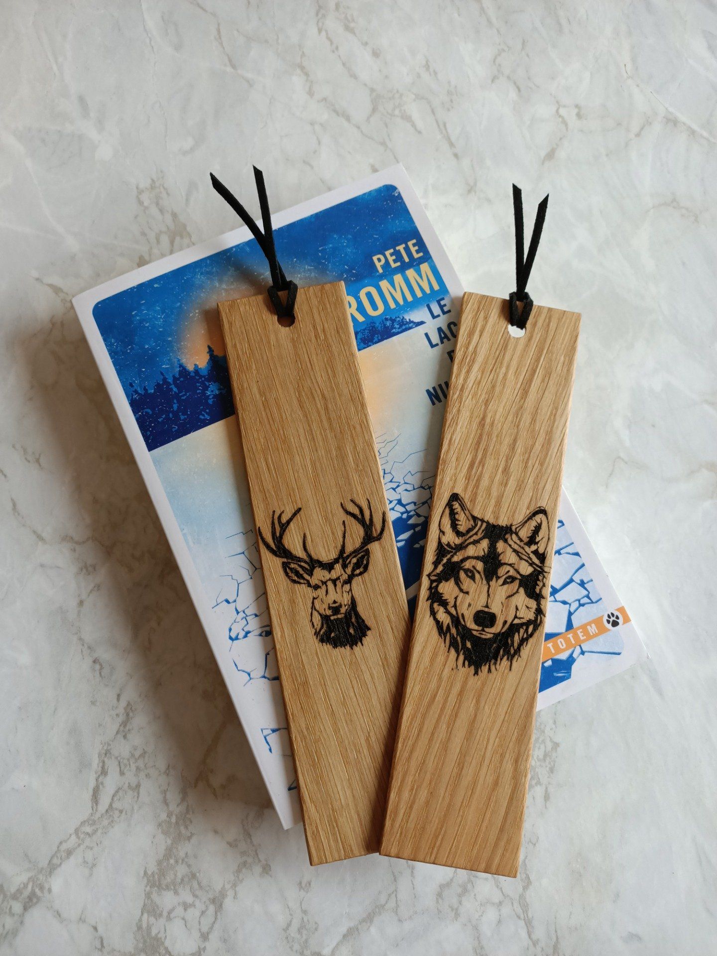 Marque page en bois de chêne avec gravure de loup et cerf Marque-page Loup / Cerf