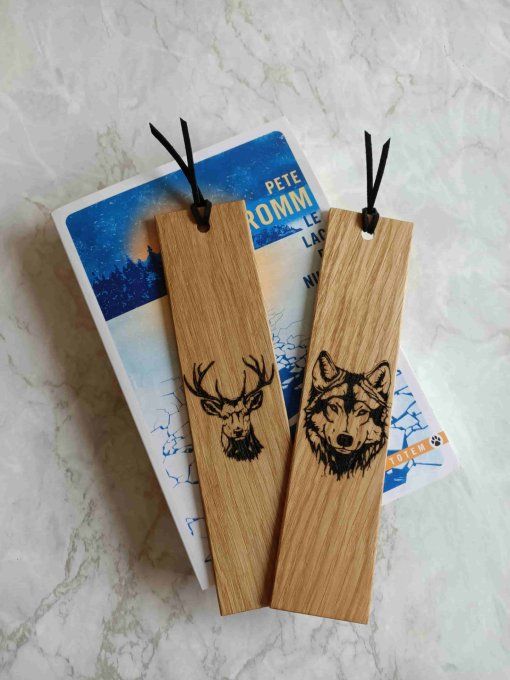 Marque page en bois de chêne avec gravure de loup et cerf