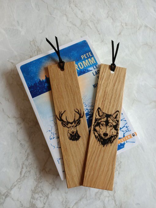 Marque page en bois de chêne avec gravure de loup et cerf