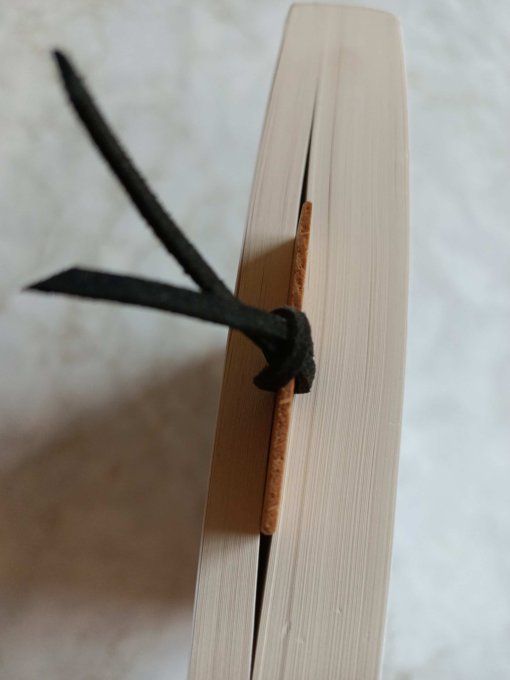 marque-pages en bois avec cordon noir