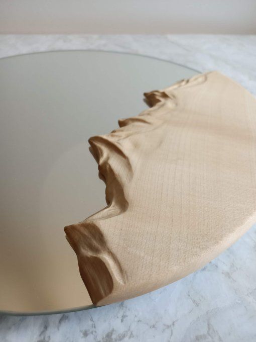 miroir avec montagnes sculptées en bois vue de près