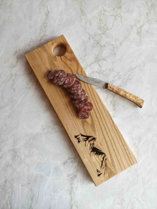 planche apéritif en bois avec gravure montagne et présentation saucisson