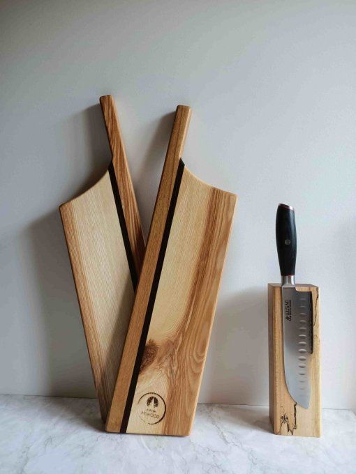 planche à découper artisanale en bois massif clair avec ligne foncée et poignée