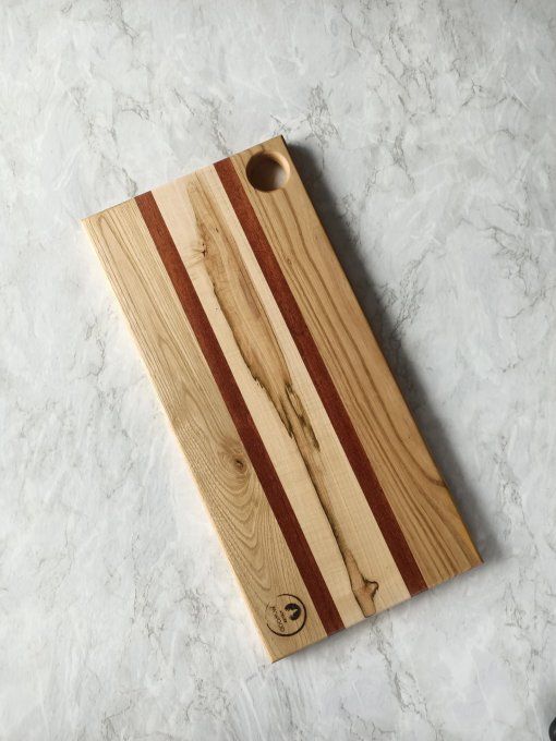 planche à découpe en bois avec veinage de caractère