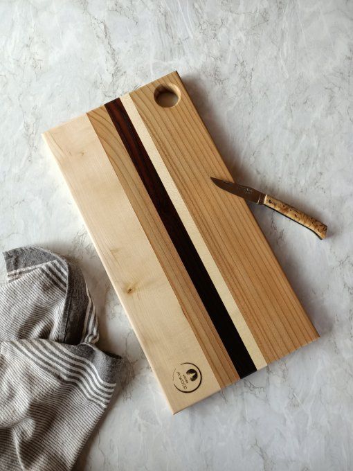 grande planche à découper en bois multiessences avec de jolies couleurs