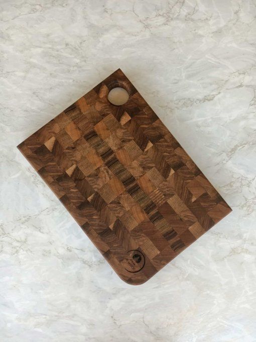 planche à découper en bois de bout en noyer