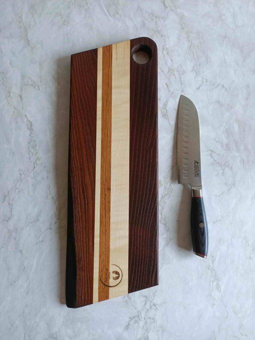 planche à découper bois couleurs marron et blanc