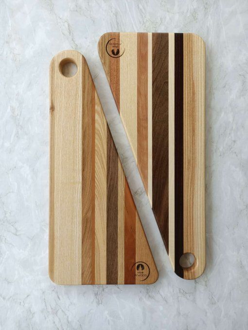 planches à découper en bois massif multiessences colorée en forme de triangle