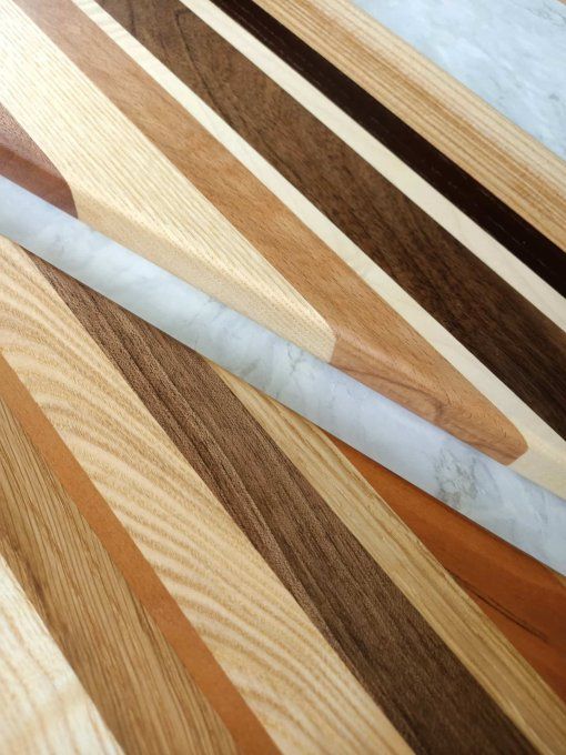 planche à découper en bois massif multiessences en forme de triangle, vue de près