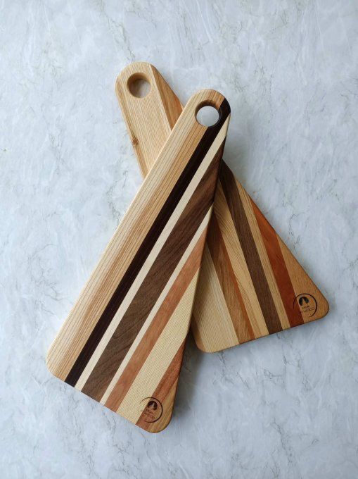 planche à découper en bois massif multiessences en forme de triangle