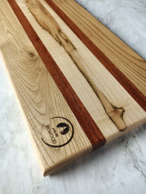 planche à découper en bois avec du caractère