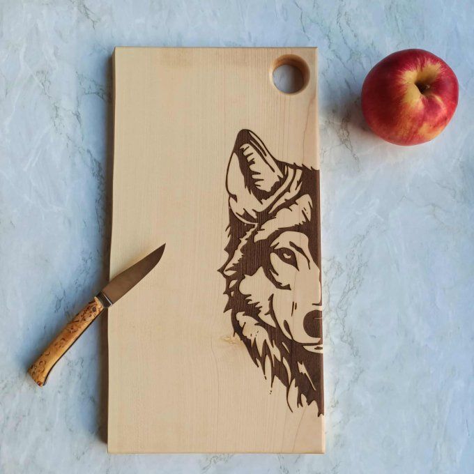 Planche à découper en bois avec gravure loup