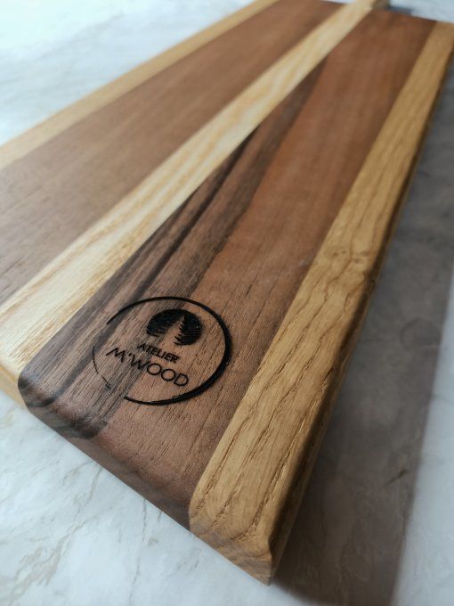 gravure logo atelier M'WOOD sur une planche à découper en noyer