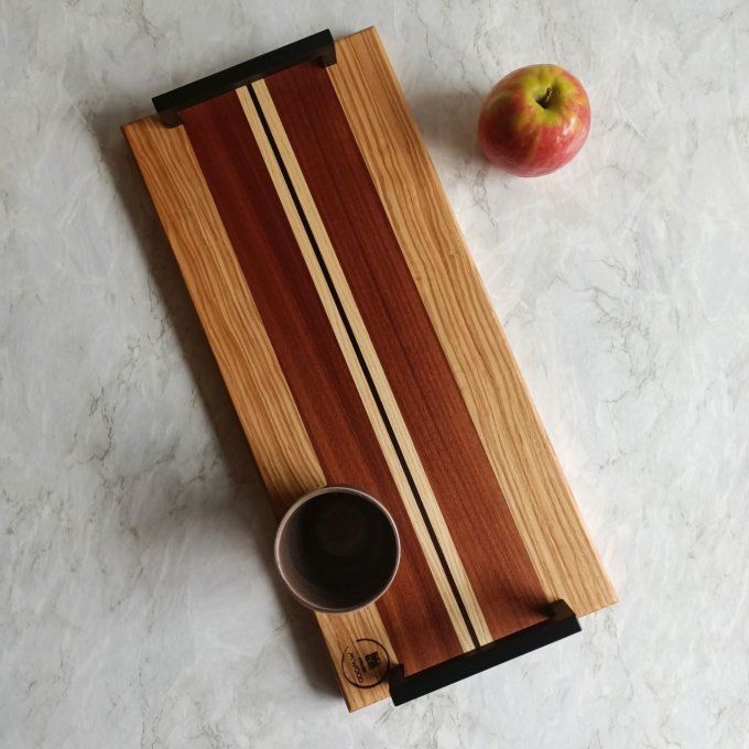 plateau de service et présentation design en bois massif avec différentes essences et deux poignées