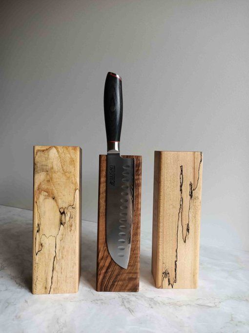 porte couteau aimanté en bois pour la présentation d'un joli couteau de cuisine japonais